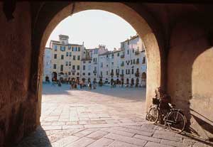 learn italian in italy and visit Tuscany: Lucca